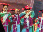 小小年纪被迫营业gif搞笑图片