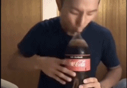 可乐曼妥思龙吸水喷了-搞笑gif动态图片-izike