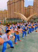 人家练篮球他练举重gif搞笑图片