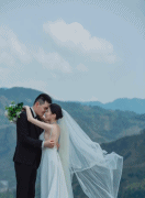 在山顶有点害怕gif搞笑图片