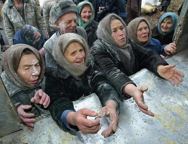 2005年，居住在切尔诺贝利禁区内的妇女正在领食物。来源：Ivan Chernichkin/Reuters