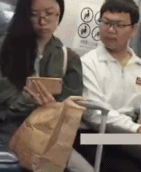 胡子猥琐男偷看别人手机-帅哥动态图片-gif动态图-izike