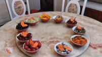 转桌子把桌上食物全部打翻-搞笑gif动态图片-izike