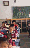 小学生十分认真的坐在教室-搞笑gif动态图片-izike