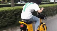女孩用电动车锻炼下骑行-美女动态图片-gif动态图-izike