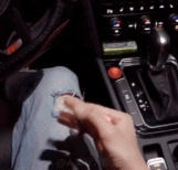 差点没了裤子gif搞笑图片