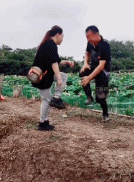 斗牛男没站稳掉下河中-帅哥动态图片-gif动态图-izike