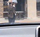 每天接女朋友下班gif搞笑图片