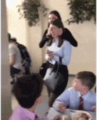 咋突然吃到了蛋糕gif搞笑图片