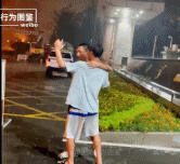 男同性恋来首双人雨中曲-帅哥动态图片-gif动态图-izike
