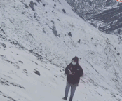 雪地之中女孩画画-美女动态图片-gif动态图-izike