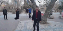 公园老头老太用颈椎牵引器锻炼-搞笑gif动态图片-izike