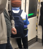 差点以为篮球成精了gif搞笑图片