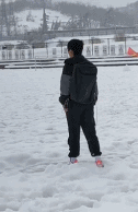 第一次见到雪的南方人慢慢散步-搞笑gif动态图片-izike