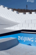 冬奥单板滑雪过各种古典建筑-搞笑gif动态图片-izike