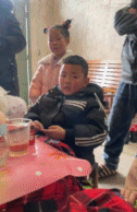 小男孩面无表情的看着镜头-帅哥动态图片-gif动态图-izike