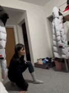 女人单脚转圈非常潇洒-美女动态图片-gif动态图-izike