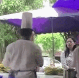 印度飞饼失败飞到男人头上-帅哥动态图片-gif动态图 - izike-izike