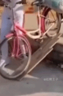 自行车：我裂开gif搞笑图片