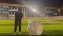 高尔夫球杆打巨大雪球-搞笑gif动态图片-izike
