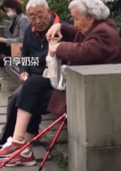 老奶奶分享奶茶的快乐-搞笑gif动态图片 - izike-izike
