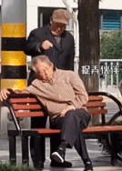 老男人用水逗老朋友-帅哥动态图片-gif动态图-izike