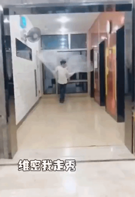 维密秀精髓模仿-搞笑gif动态图片-izike
