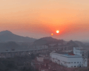 同时见两个太阳gif搞笑图片