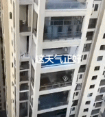有钱人的乐趣就是不一样-搞笑gif动态图片-izike