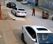 还好有监控gif搞笑图片