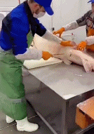 鱼子酱原来是这样来的gif搞笑图片