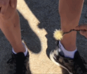 让疼痛转移了一下gif搞笑图片