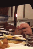 喝醉的人手上夹着蜡烛抽-搞笑gif动态图片-izike