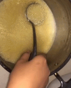 勺子夹起一锅粥饼-搞笑gif动态图片-izike