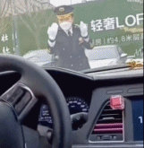 车主被安排的明明白白gif搞笑图片