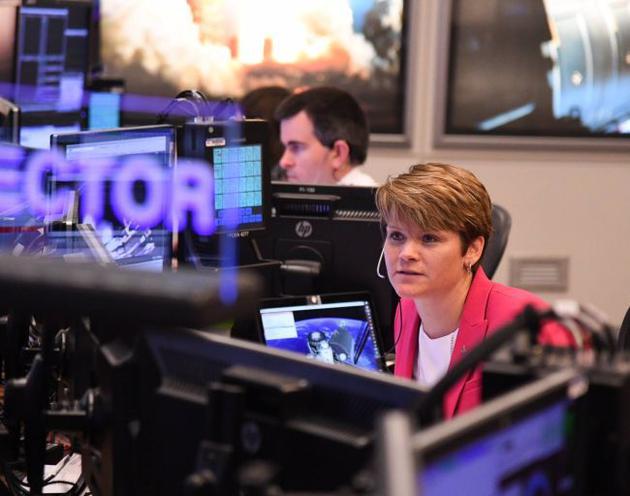 照片中是2013年宇航员“班”成员，安妮·麦克莱恩担任国际空间站的太空舱通信员。这个角色是由地面上的宇航员直接与空间站上的宇航员进行通信，传达任务控制其余部门的指令。