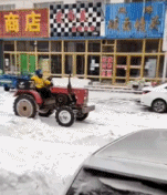 无所不能外卖小哥开着拖拉机-搞笑gif动态图片-izike