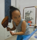 小女孩看奥运假装打乒乓球-美女动态图片-gif动态图-izike