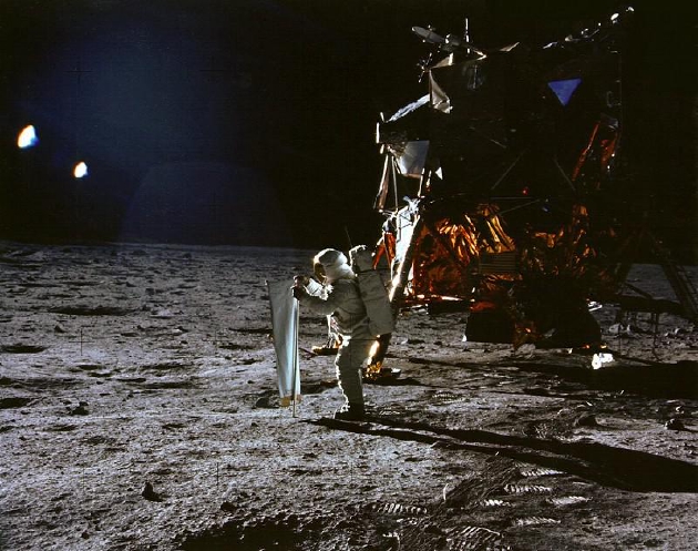 1969年，阿波罗11号任务首次实现了载人登月。在这张由尼尔·阿姆斯特朗拍摄的照片中，巴斯·奥尔德林正在设置太阳风实验装置。