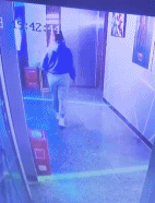 两个男人互相害怕跑路-帅哥动态图片-gif动态图-izike