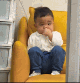 小男孩抠鼻子-帅哥动态图片-gif动态图 - izike-izike