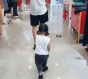 女儿学爸爸走路嚣张姿势-美女动态图片-gif动态图 - izike-izike
