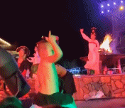 爸爸的肩膀是个好地方gif搞笑图片