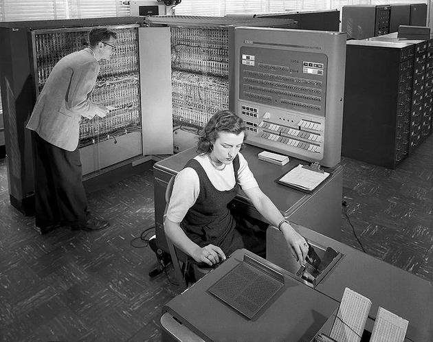 1957年，研究人员使用IBM704型电子数据处理机