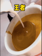 王者级咖啡拉花随意变换形状-搞笑gif动态图片 - izike-izike