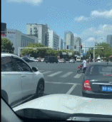 骑电动车带着小鸭子过马路-搞笑gif动态图片-izike