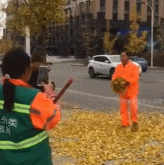 环卫工人举起枯树叶玩耍-搞笑gif动态图片-izike