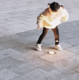 女孩发现了一束光快乐跳跃-美女动态图片-gif动态图-izike