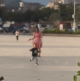 小男孩操场疯狂追泡泡-帅哥动态图片-gif动态图-izike