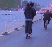 两个男人骑滑板车泰坦尼克号马路版-帅哥动态图片-gif动态图-izike